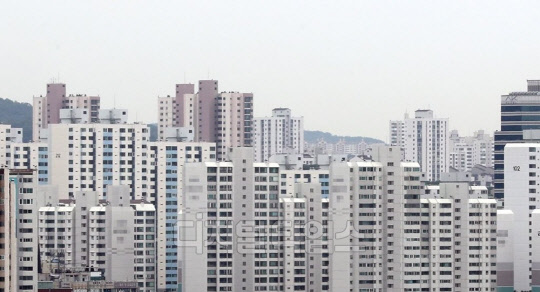 준강남권에서도 입지가 좋은 판교 일대 아파트값이 무섭게 오르고 있다. 사진은 성남시 분당구 아파트 단지 전경.  <연합뉴스>